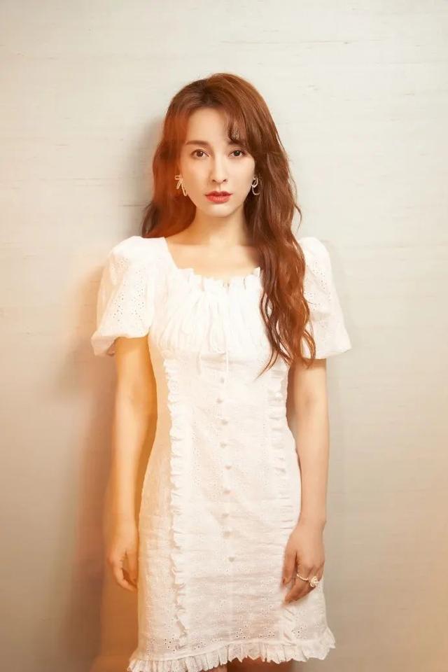 吴昕现在瘦太多了吧?小码短裙都穿得很宽松,长发披肩好有女神范