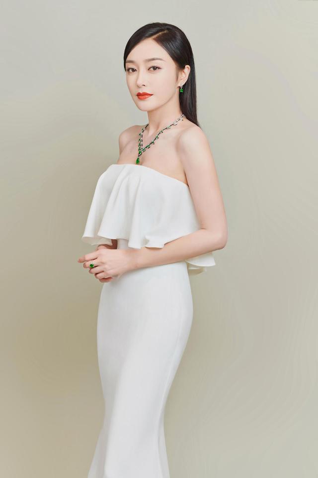 秦岚气场太强,穿纯白色抹胸连衣裙高级有范,戴翡翠珠宝更显贵