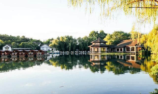 到杭州西湖玩,还只去断桥吗?这里的风景更美妙