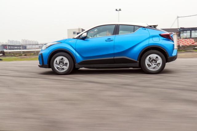 动静皆宜,NEDC续航400km,场地试驾一汽丰田奕泽IZOA E进擎