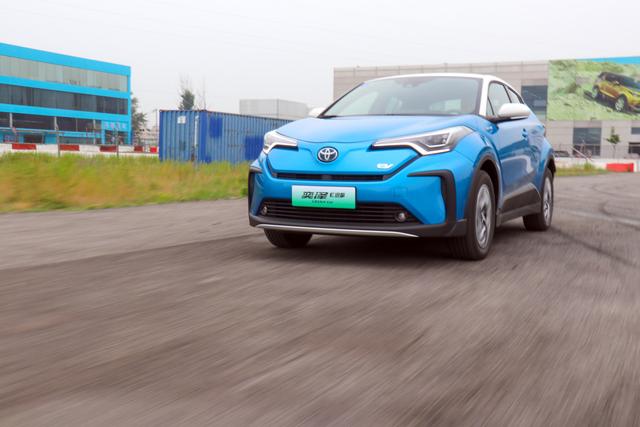 动静皆宜,NEDC续航400km,场地试驾一汽丰田奕泽IZOA E进擎