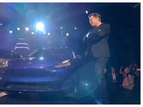 特斯拉的防御模式管用吗？老外砸球实验，下一秒意外发生了！