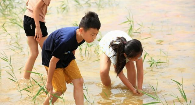 夏天快要到了,孩子要去河边玩耍,家长防止孩子溺水要注意什么