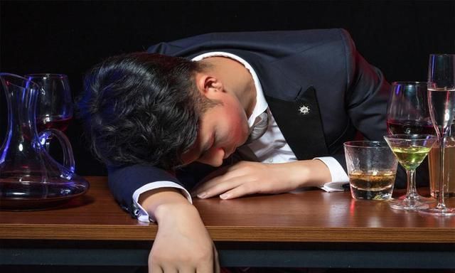 "你儿子整天喝酒应酬不回家