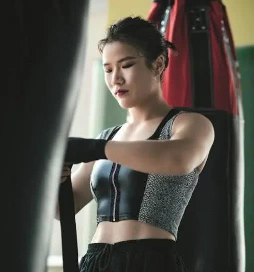 2020ufc女子级别最新排名_“母狮”卫冕UFC女子羽量级冠军带来新问题这个级