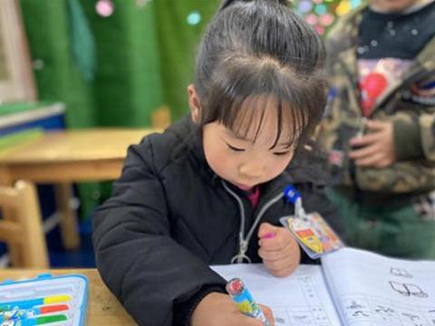 幼儿园要求统一订学生奶，宝妈选择自己买，儿子放学后却哭着回家