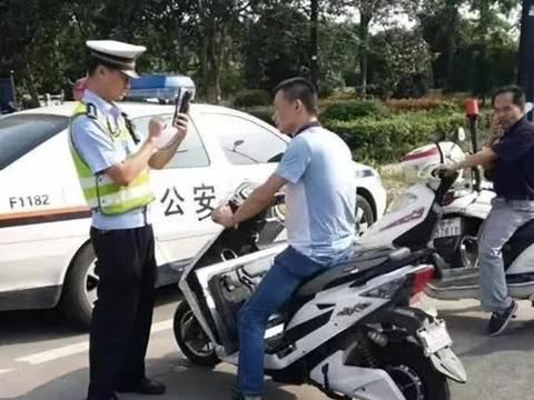 “禁摩”后又开始“禁电”，大爷质疑：没钱买车骑电动车有错吗