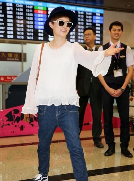 孙俪这衣服好大,穿着袖子还要"挽两转"