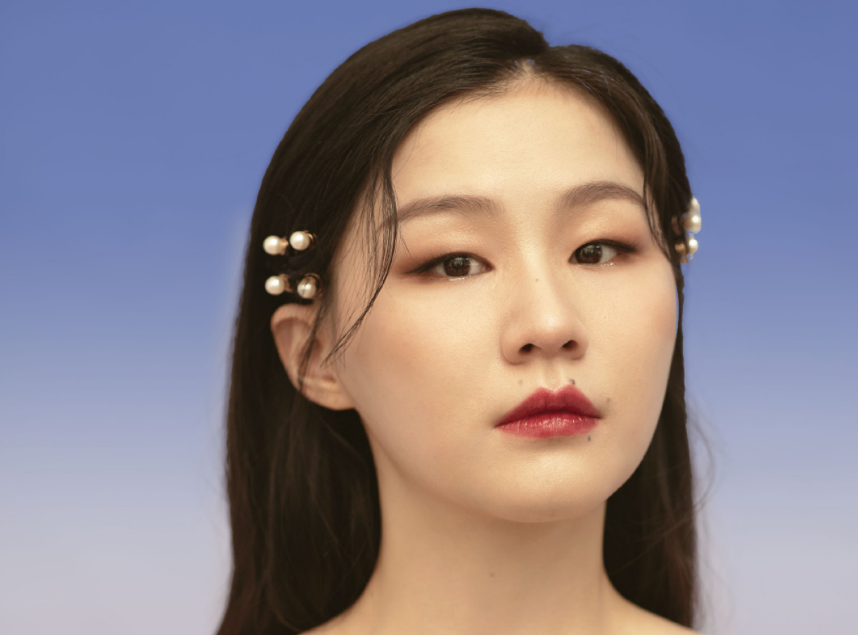 看起来年龄也不算小的金婧最近几次大火应该算是2020年央视春晚,和