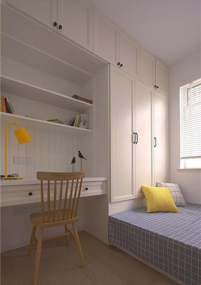 书桌安装到窗户前,然后书柜就可以直接安装到榻榻米床尾的衣柜上.