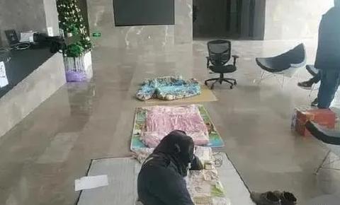 要啥“前途” 为了吃饭都不要脸了 睡在大厅就为讨薪