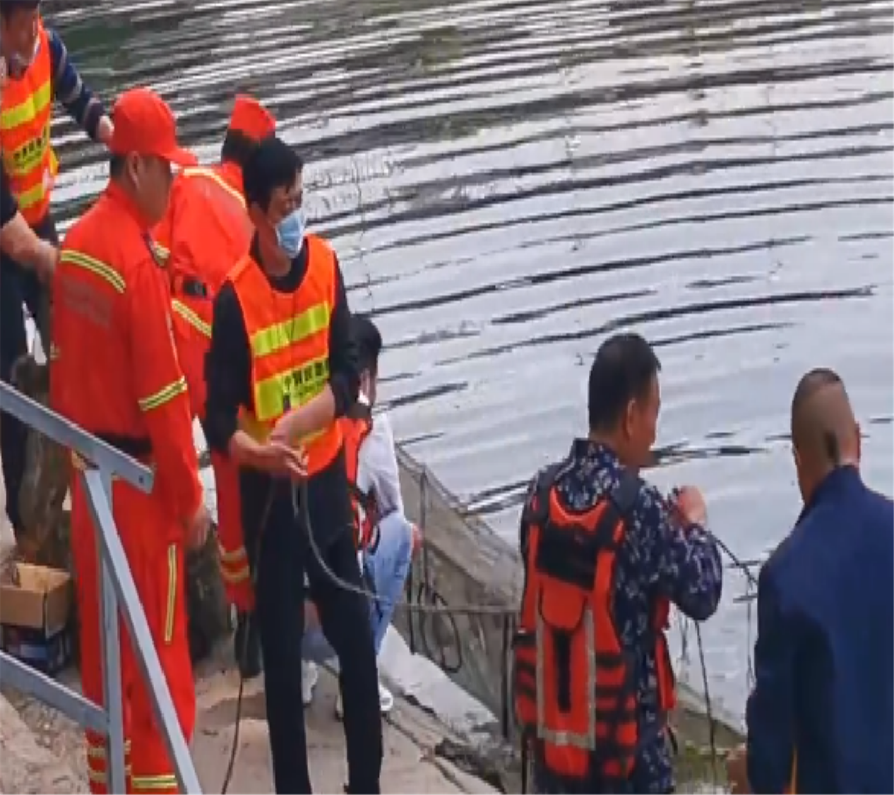 15岁少女不堪经理骚扰跳河, 救人同事也遇难