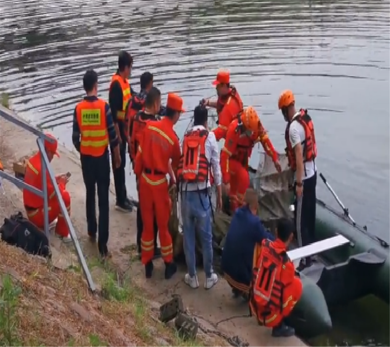 15岁少女不堪经理骚扰跳河, 救人同事也遇难