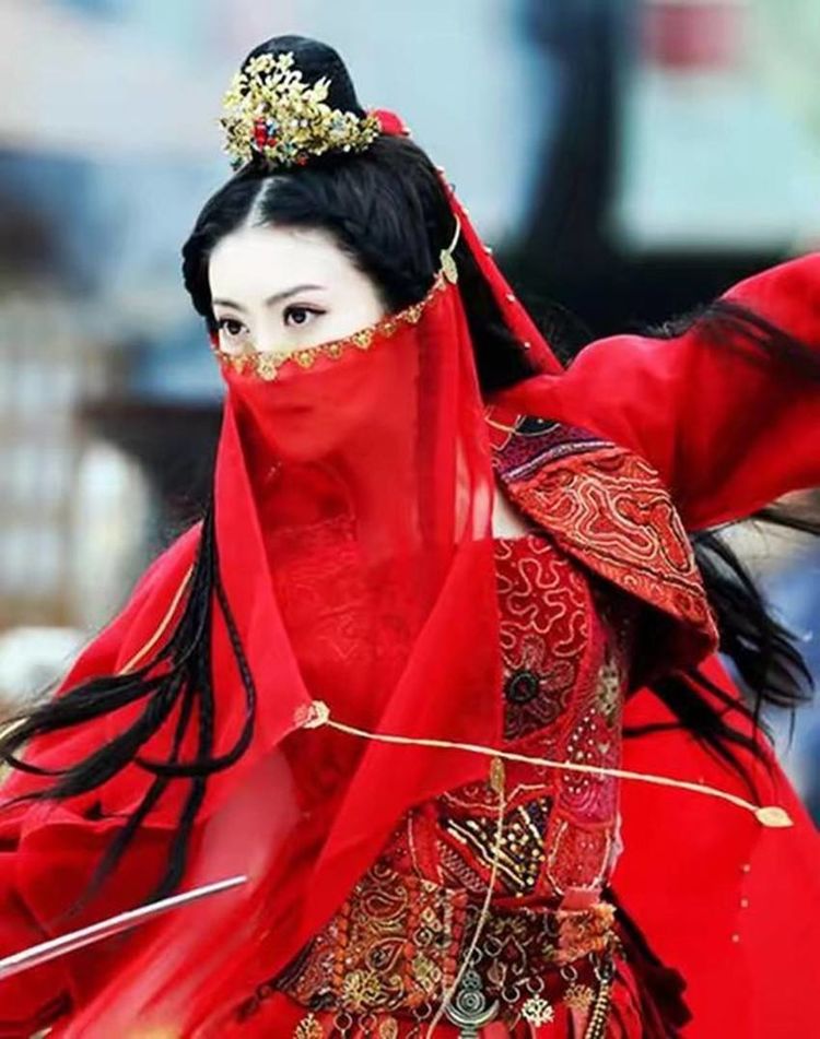 景甜的古装造型也是非常好看,尤其是红纱蒙面看起来不仅霸气,而且更