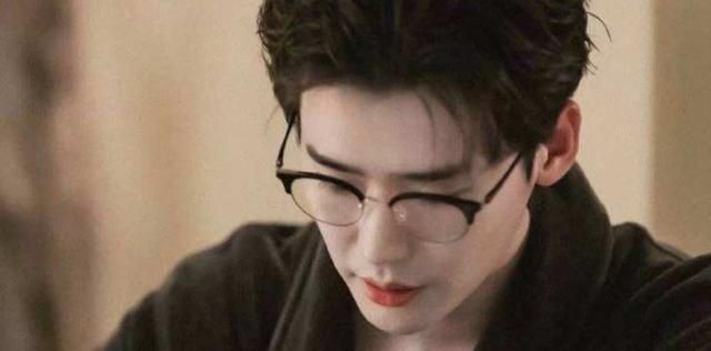 《W-两个世界》隐藏的深意,令人细思极恐,你发现了吗?
