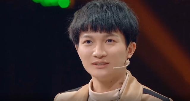 2,周深眉形的改变 刚出道时眉形问题很严重,更加突出了鼻头很宽 眉峰