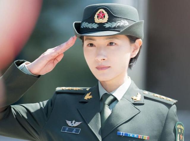 女明星军装照,佟丽娅清纯,迪丽热巴高颜值,只有她最具军人风范