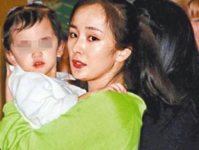 的孩子,有些甚至会和父母长得十足十的像,比如杨幂和女儿小糯米就是了