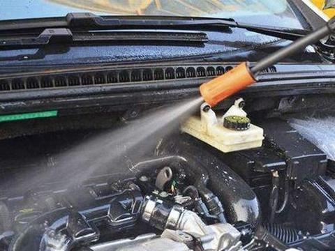 专家说：发动机舱不能洗！小伙亲身体验：随便洗，注意这5点就行