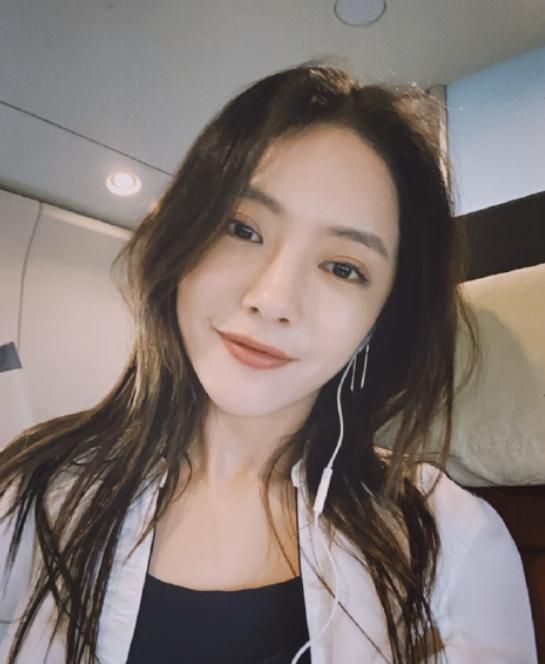 蔡文静打破清纯校花形象,V领礼服秀好身材,