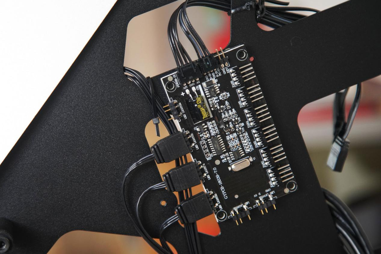 左上方是pwm+argb控制板，支持+5v 3pin argb接口，作为神光同步的核心，这块控