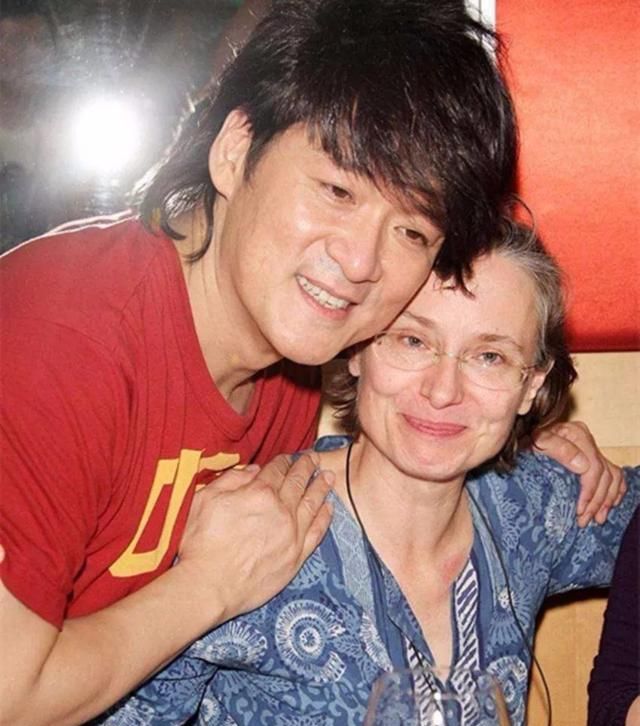 周华健与混血儿子合照,一时竟分不出谁是爸,谁是儿子!