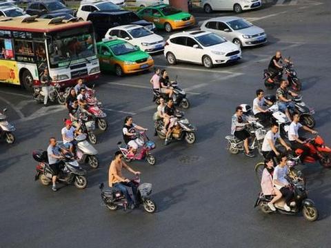 电动车和摩托车，买哪个更加合适？从4个方面分析，给你算笔账