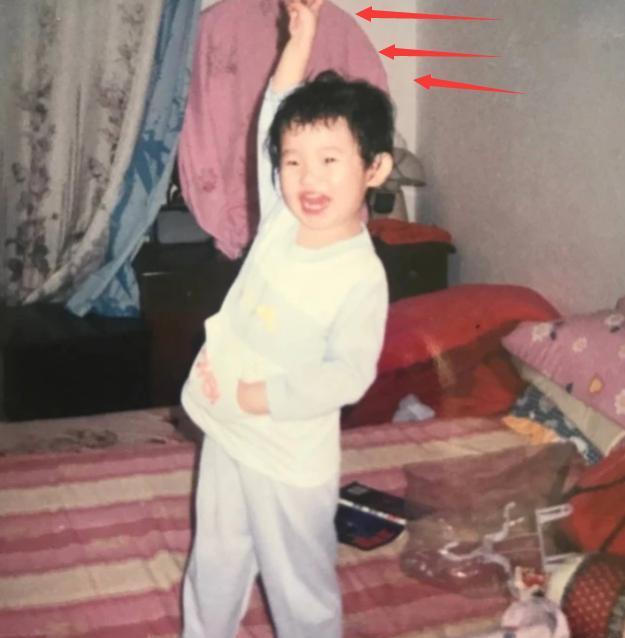 都说张艺凡家有钱?网友扒出她的童年照,瞬间“打脸”半个娱乐圈