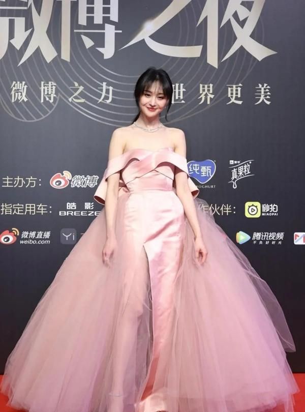 郑爽露肩炫腹真招摇,时尚设计穿出凹凸感,漂亮首饰太吸睛了!