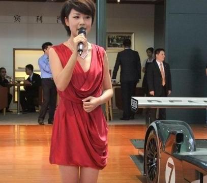 宾利美女销售晒出客户餐，网友见到流口水：只看不买也管饭吗？