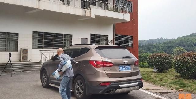 遥控钥匙放在车上,车门到底能不能锁上?现场演示给你看