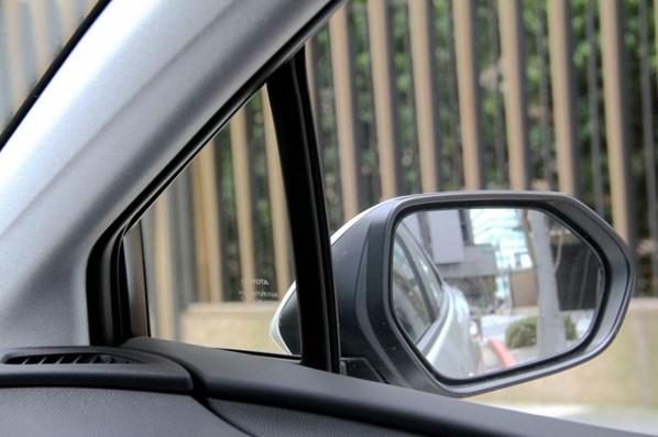 汽车三角窗是干啥用的?车主:只知道很贵!