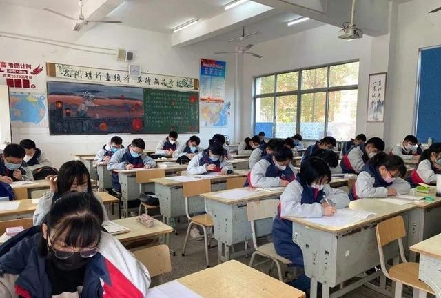 初中班主任安排座位,表面看似公平,实则暗藏玄机