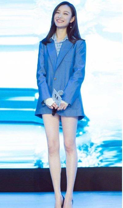腿很直的明星,袁咏仪双腿白嫩十分减龄,李宇春也有完美大长腿
