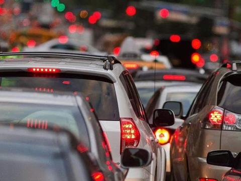 农民工骑电动车回家，被交警拦下罚了2000元，农民：车给你算了