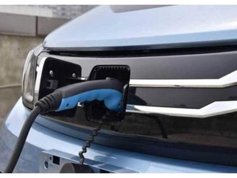 电动车位被抢占，路人看不过一番作为后，车主：没钱就别买车！