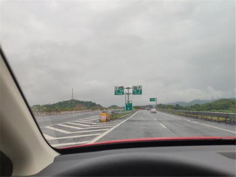 高温天气来袭，新能源车主半道哭了：这“破车”白送谁要？