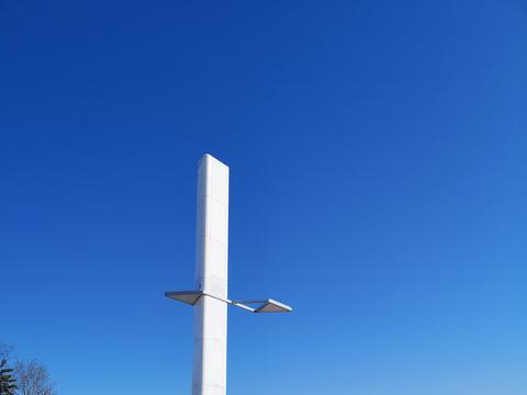 特斯拉超充站现神秘巨塔，网友热议用途成谜