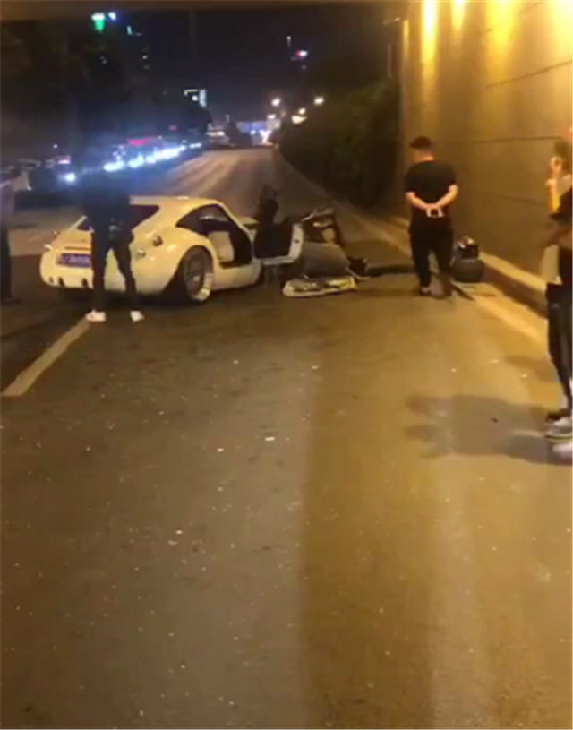 又一起豪车事故,这次是台威兹曼GT,车损6位数,撞一台就少一台
