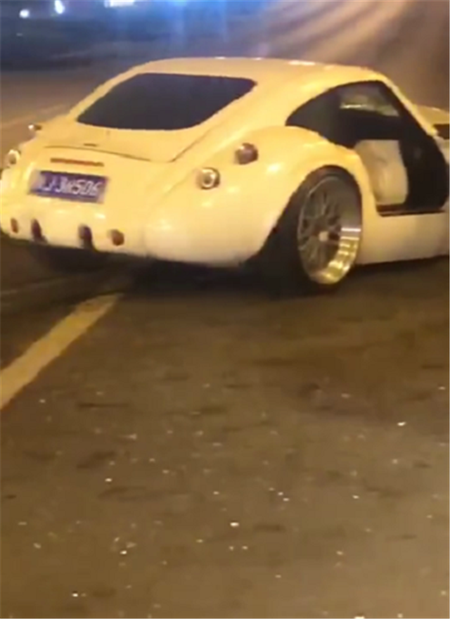 又一起豪车事故,这次是台威兹曼GT,车损6位数,撞一台就少一台