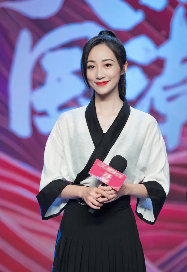 韩雪还是演古装剧吧,穿黑白撞色汉服梳高马尾,干净利落霸气十足