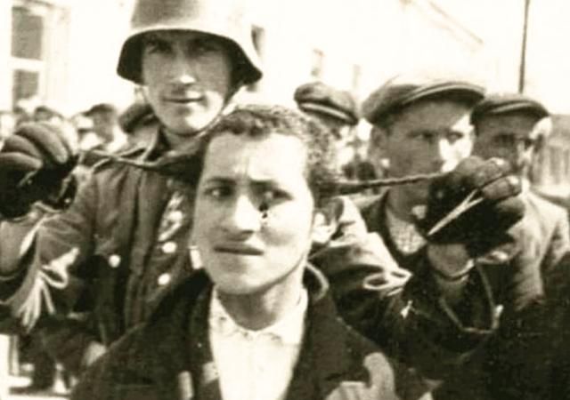 二战中,纳粹士兵如何分辨犹太人?手段让人无语,直接扒