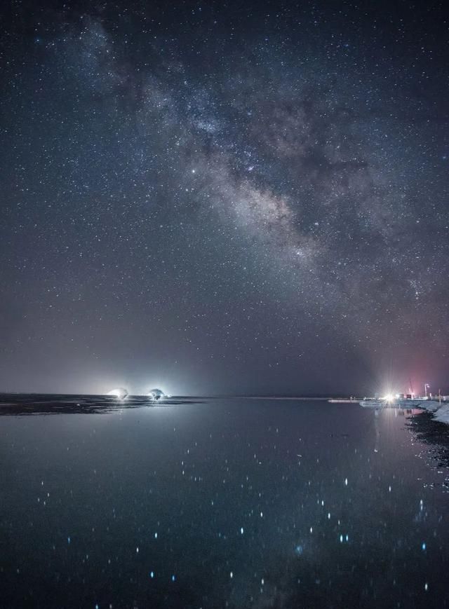 夜晚的茶卡盐湖倒映出一整面星空,抬头,低头,都是星河璀璨.