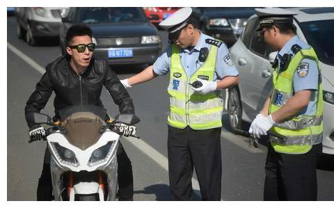 6月1日起电动车实施新规，安装脚蹬子让车主不解，宁愿坐公交