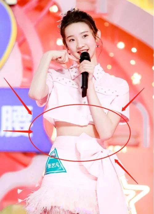 张艺凡穿粉色队服甜到牙疼,谁注意她的腰?这是什么"绝世好腰"
