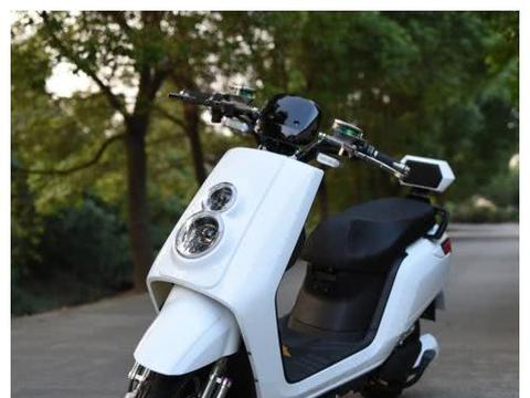 电动车被强制安装脚踏板，车友：咋不连后视镜一起安上？