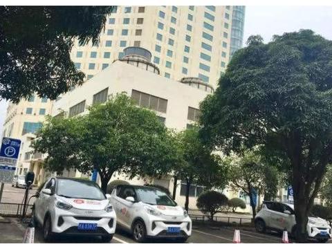 新能源车位被霸占，燃油车车主态度嚣张：没钱就别买车啊