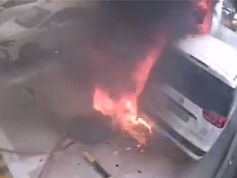 7万东风小康EC36自燃，挂绿牌，充电时着火，殃及隔壁货车