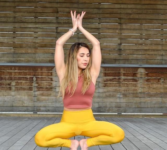 景甜晒居家健身照,落地窗前练习瑜伽,大秀优美身姿