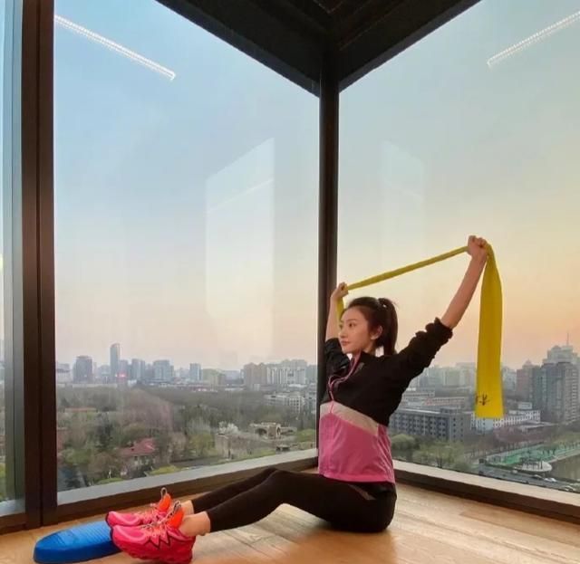 景甜晒居家健身照,落地窗前练习瑜伽,大秀优美身姿